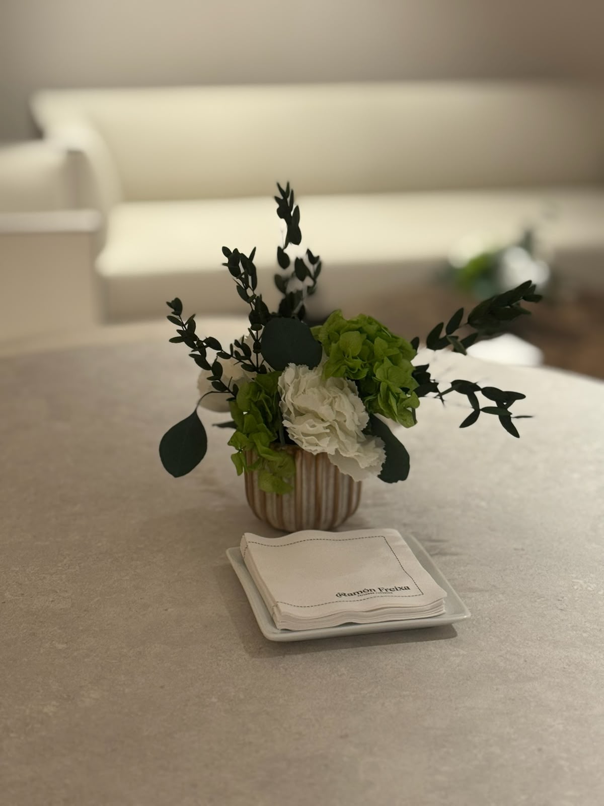 Pequeño centro de flor preservada con hortensia verde y clavel blanco